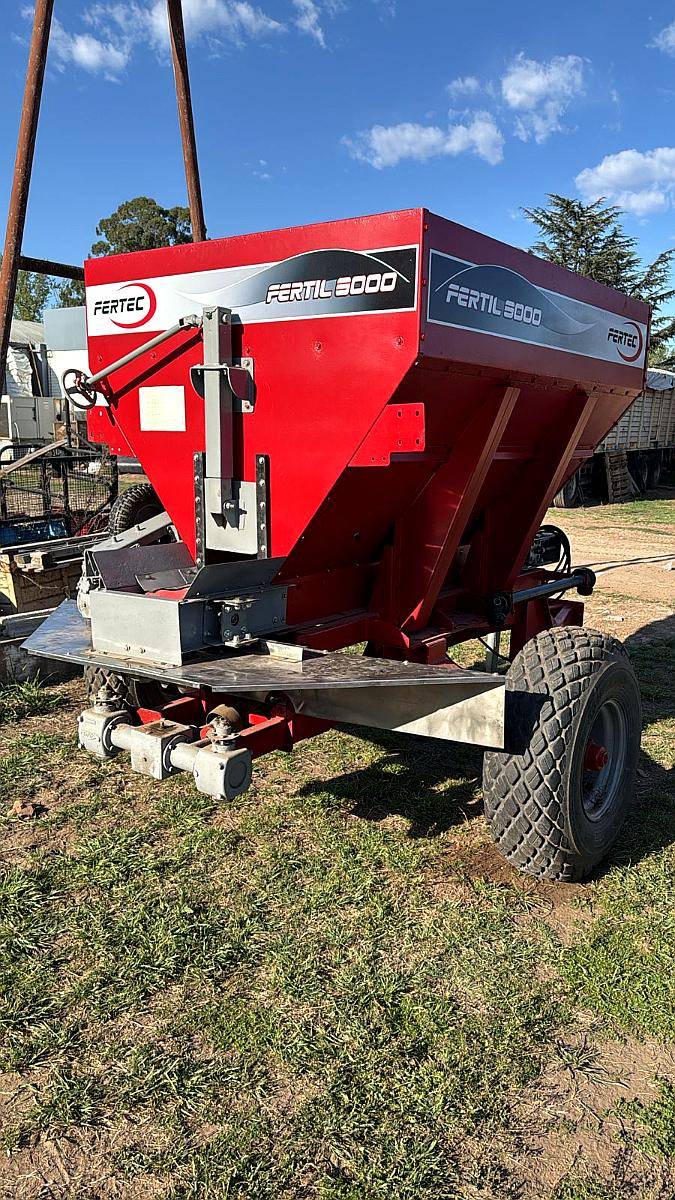 Fertilizadora Fertec F3000 con Cinta año 2011