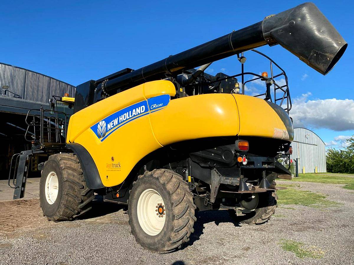 Cosechadora New Holland CR6080 con Cabezal 30 Pies