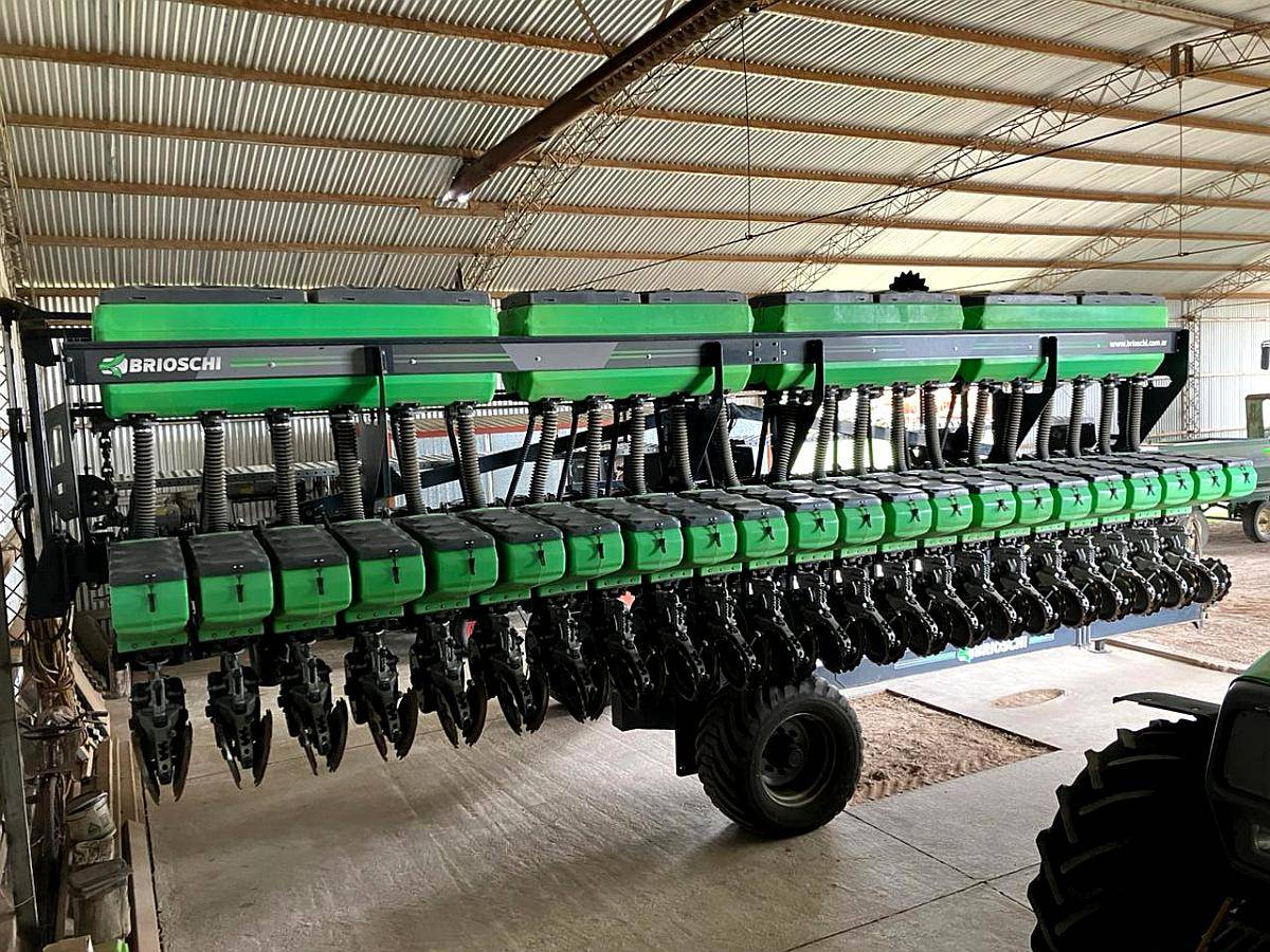 Sembradora Brioschi Autotrailer, 22 Líneas a 35 CM,