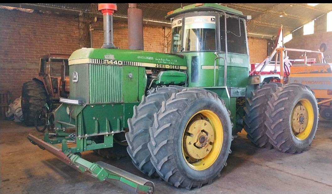 John Deere 8440 Doble Tracción 250 HP Centro Cerrado