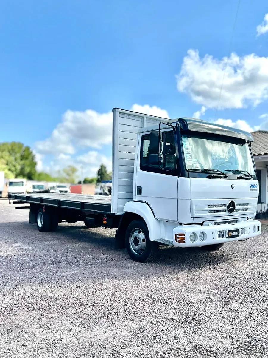Camion Mercedes Benz 712 año 1999 con Carroceria Playa