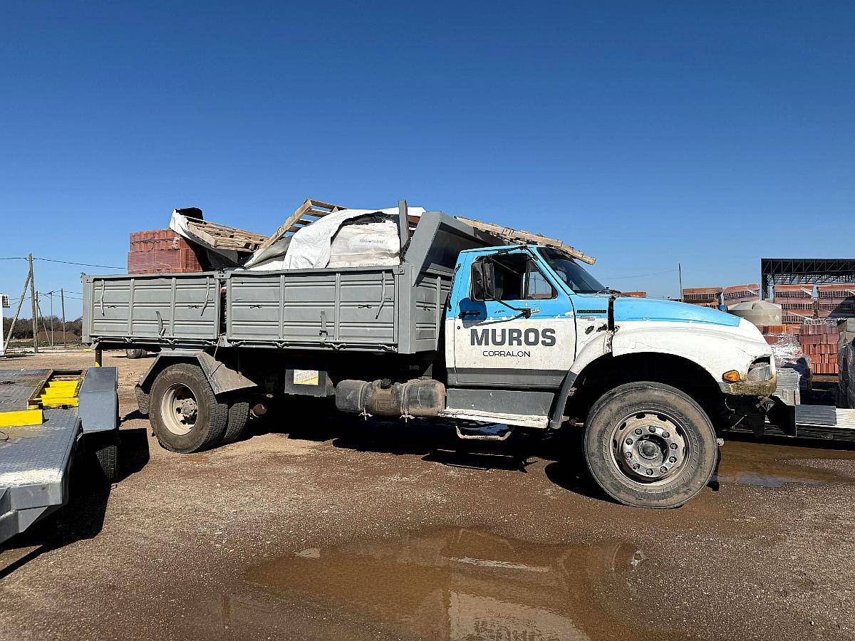 Camion Ford 14000 Volcador, Caja Paletera