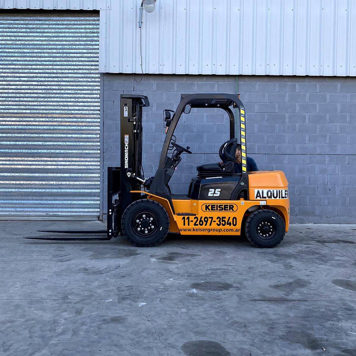 Alquiler Autoelevador 2500kg 2.5 Toneladas Triple Torre 4.5m