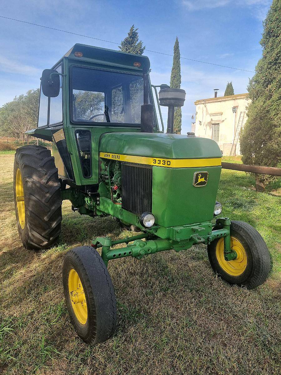 Tractor John Deere 3330.