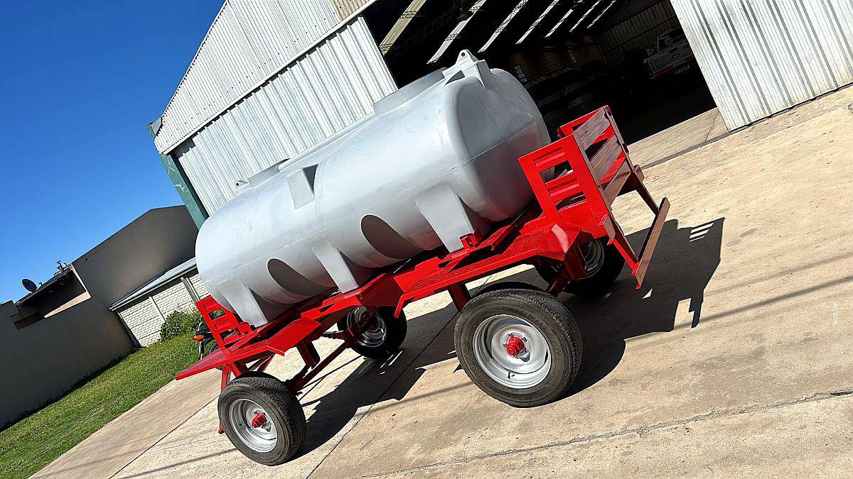 Acoplado Tanque de Polietileno 3500 Litros Ambroggio