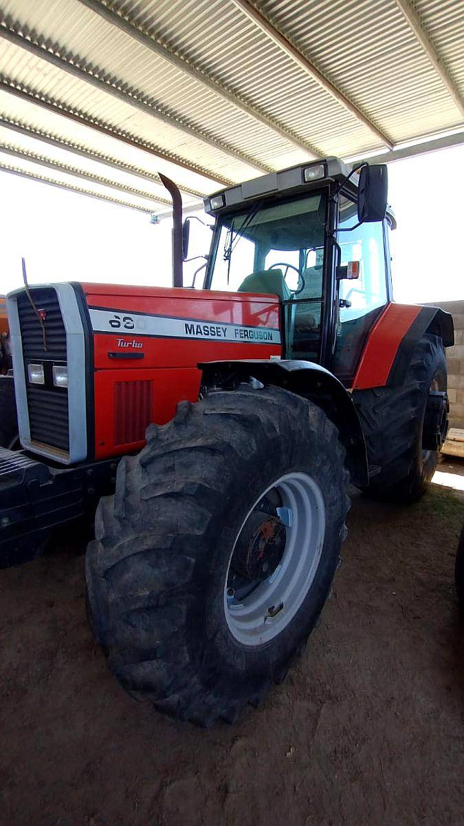 Massey Ferguson 660 .