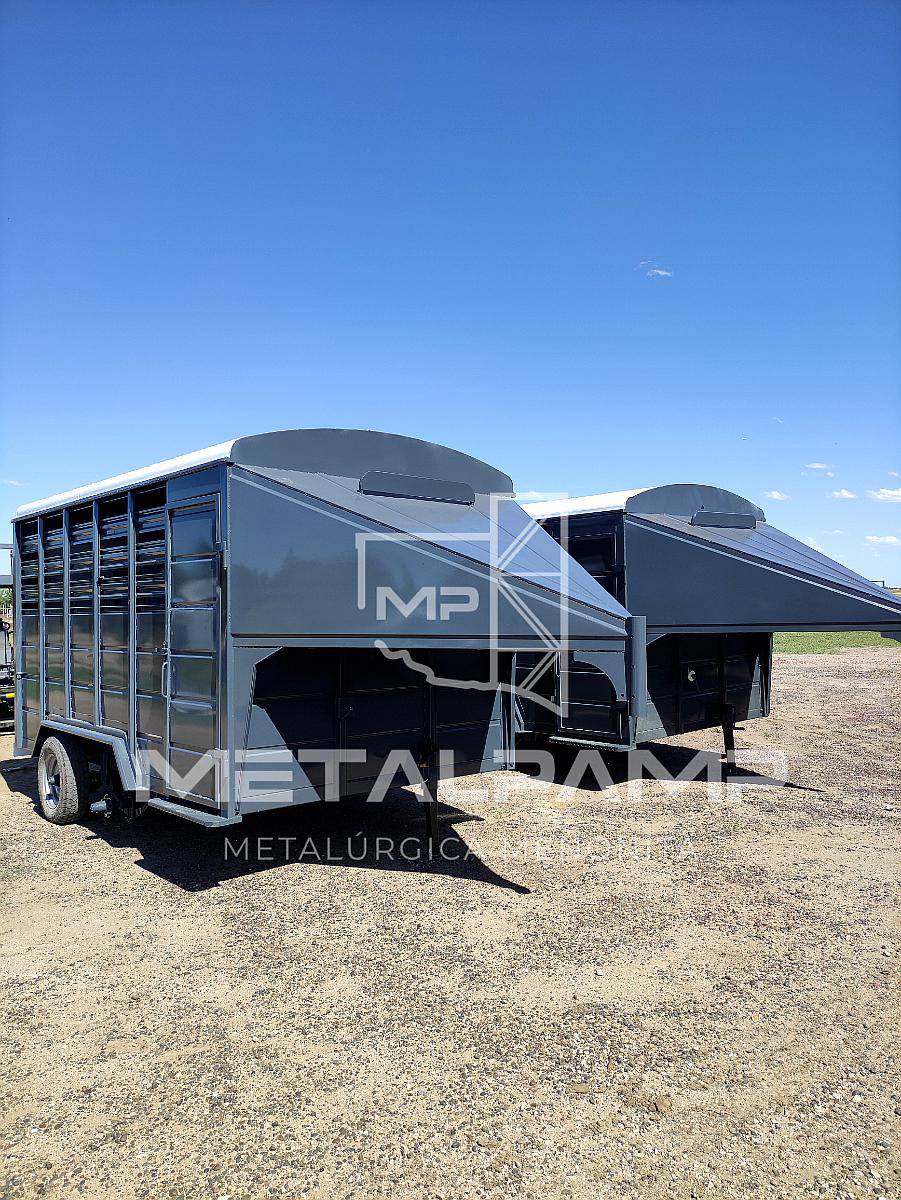 Carro Cerrado para Caballos con Cigueña.