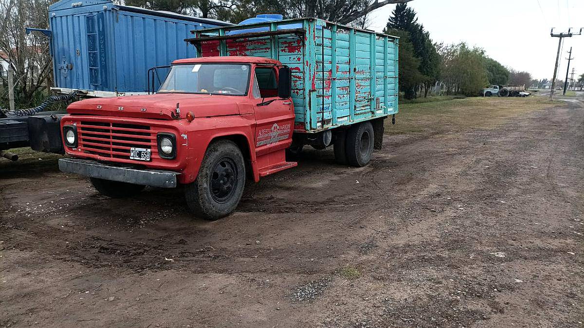 Ford 600 con Tanque de 8000l