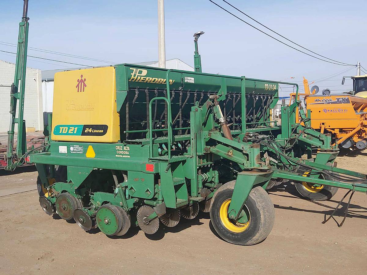 Sembradora Pierobon Usada 24 a 21 con Alfalfero Usada Fert