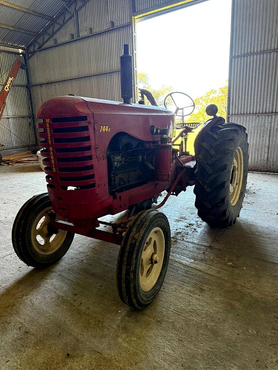 Tractor Massey Harris con Segadora para Colección