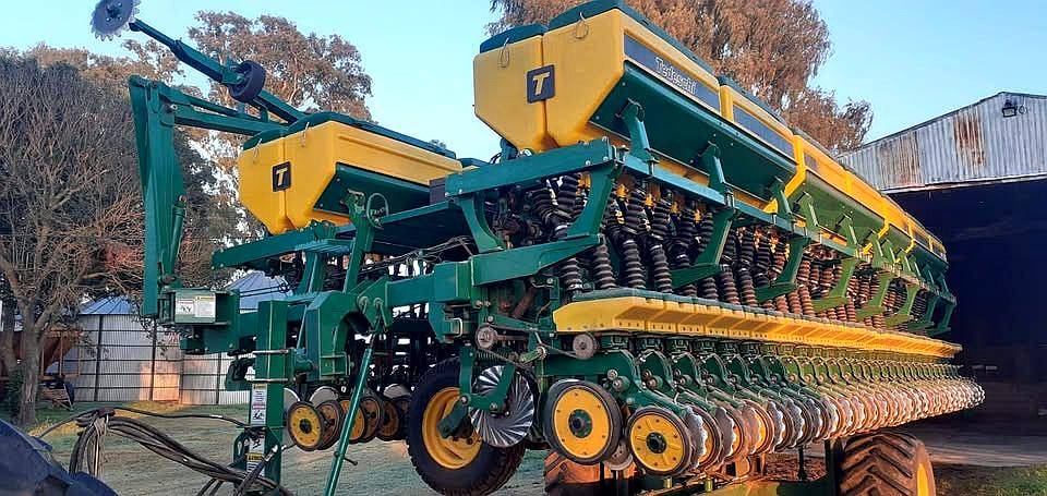 Sembradora Tedeschi M99 de 28 Surcos a 35 CM.