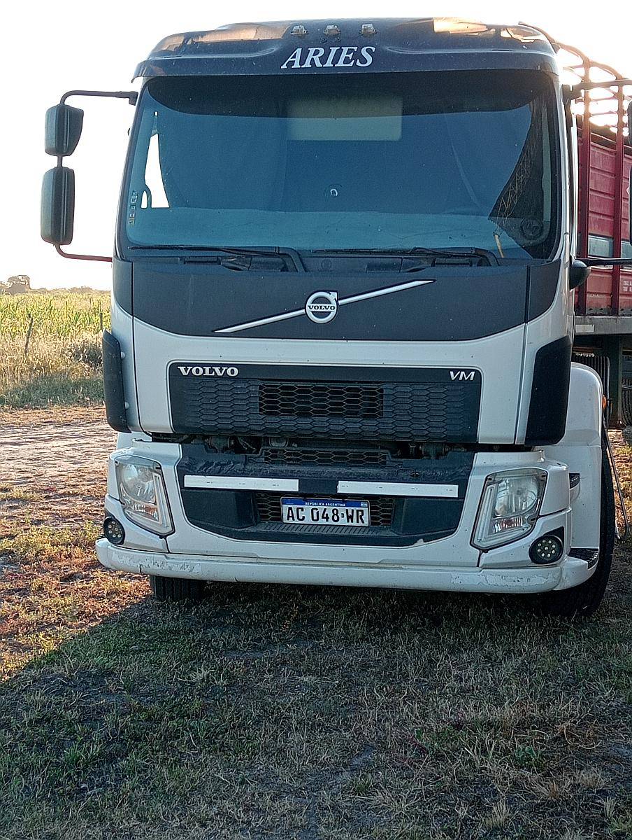 Vendo Volvo VM 330 Automático . Recibo Permutas de MÍ Inteés