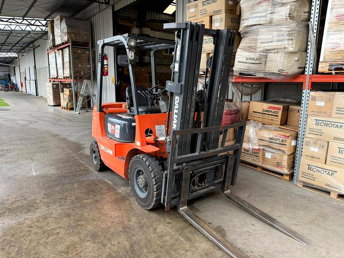 Autoelevador Dalian 2500 Kilos