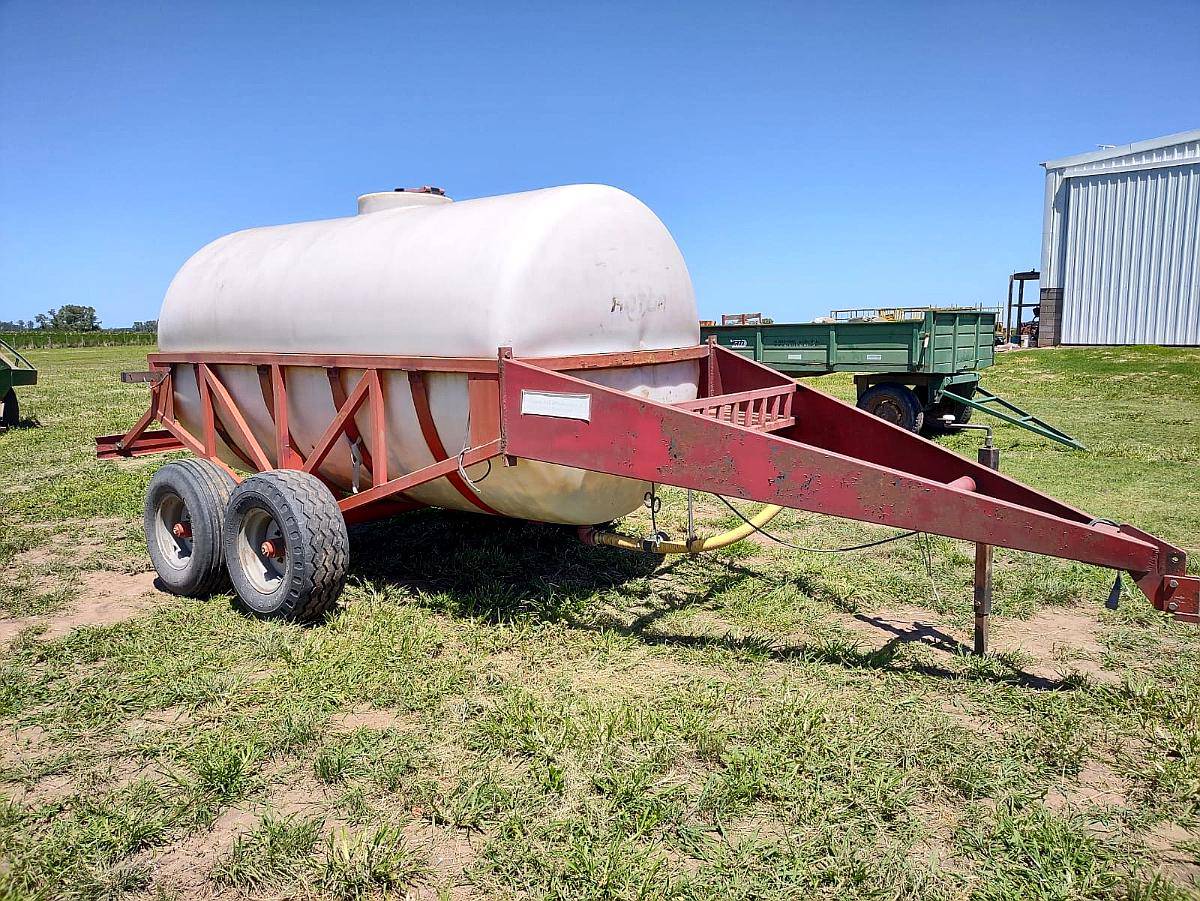 Acoplado Tanque Rotor Plástico de 6800 Lts