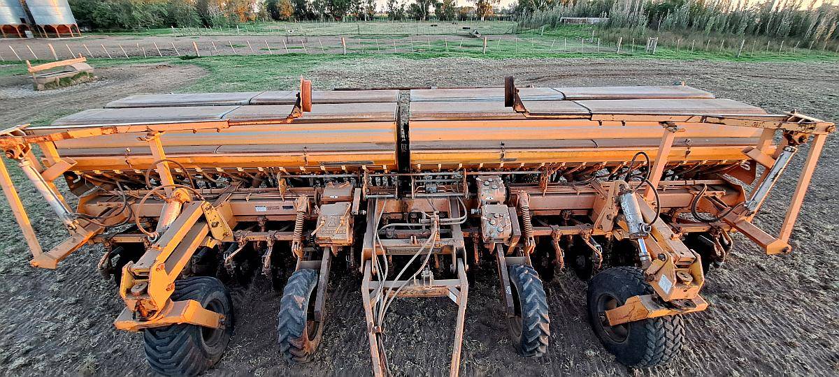 Sembradora Agrometal MX 33 a 21 Alfalfero y Fertilización