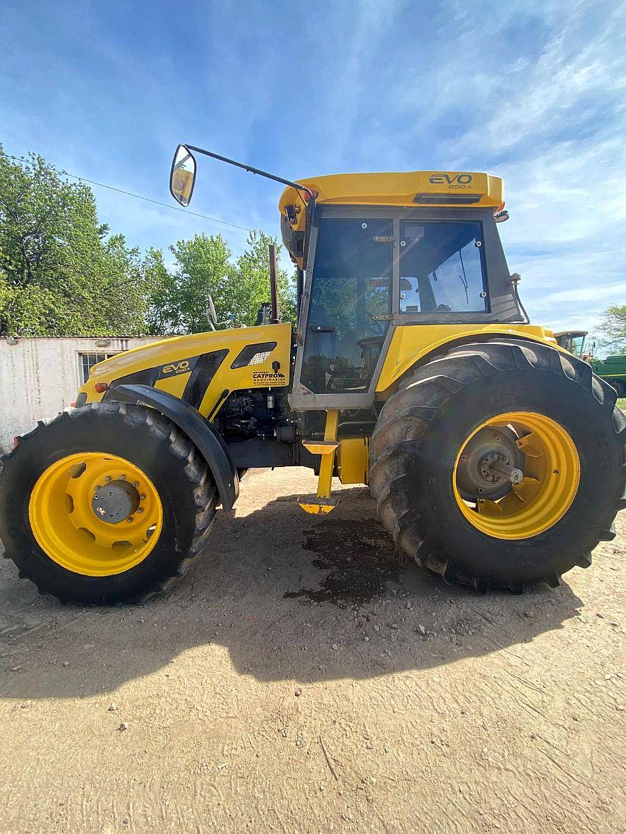 Tractor Pauny 250 - año 2011