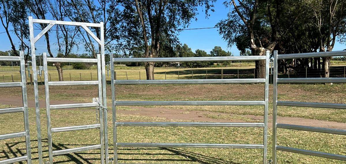 Panel con Puerta Pasa Hombre. 2100mm Ancho X 2200mm Alto