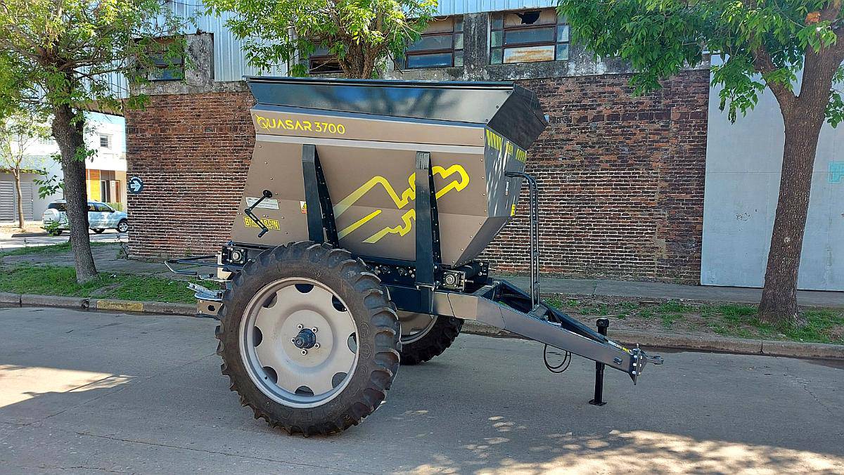 Fertilizadora Quasar 3700lts de Arrastre