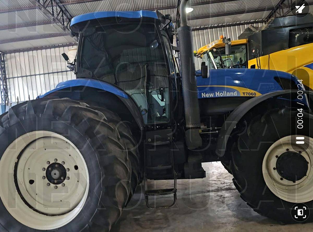 New Holland T 7060 año 2012, con 8800 Aprox.