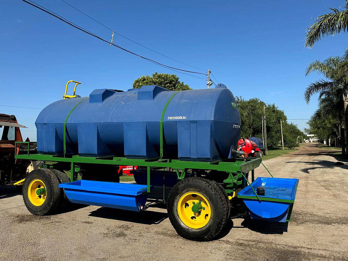 Acoplado Tanque para 10.000 Lts con Bebederos