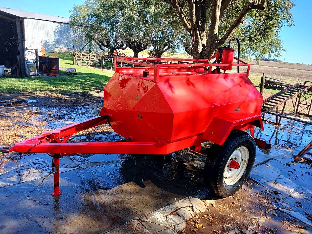 Acoplado Tanque de 1000 LT con Bomba