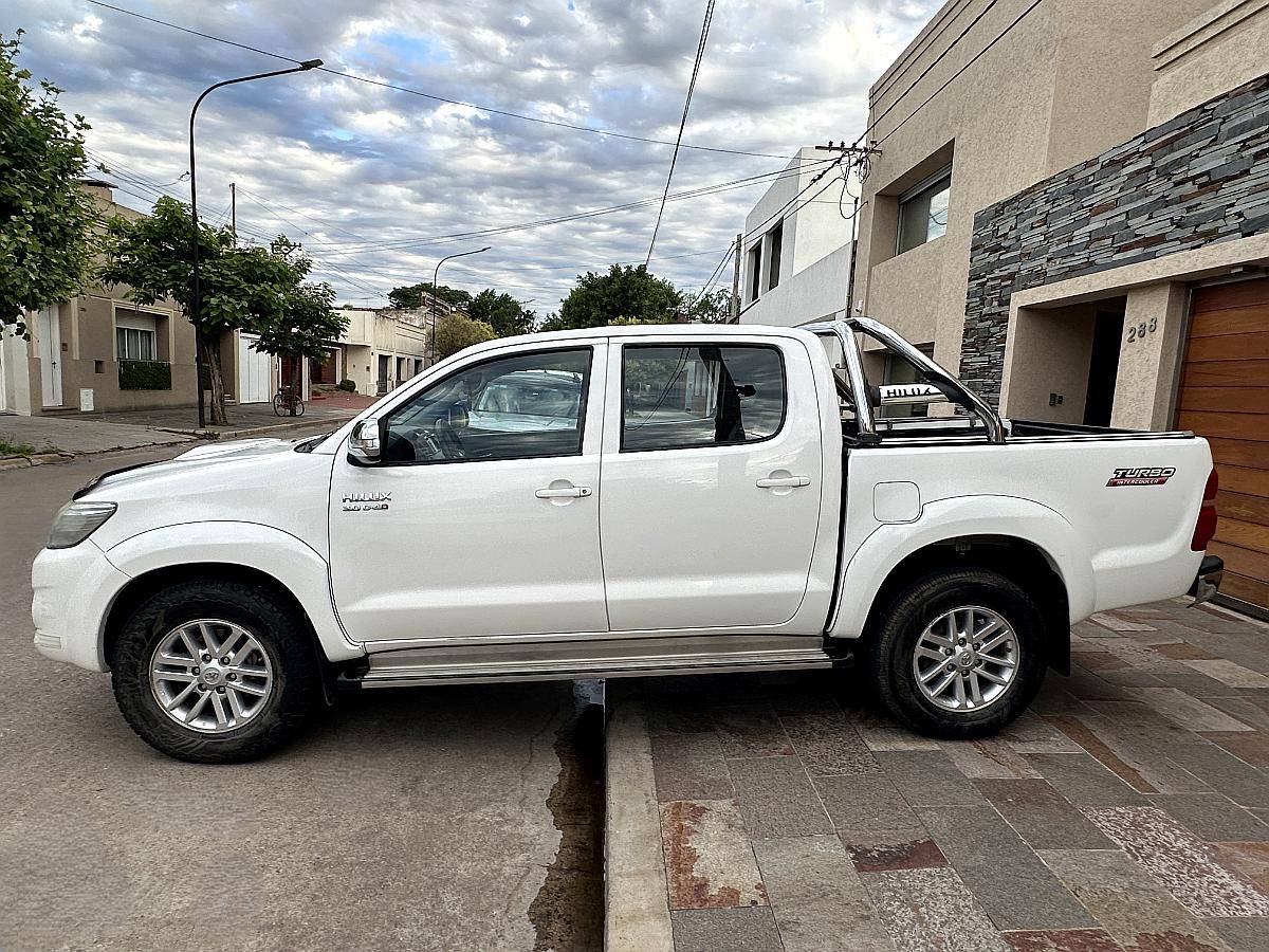 Oport. Solo 137.033 KM. Toyota Hilux SRV 4X2 C/D 3.0 Cuero