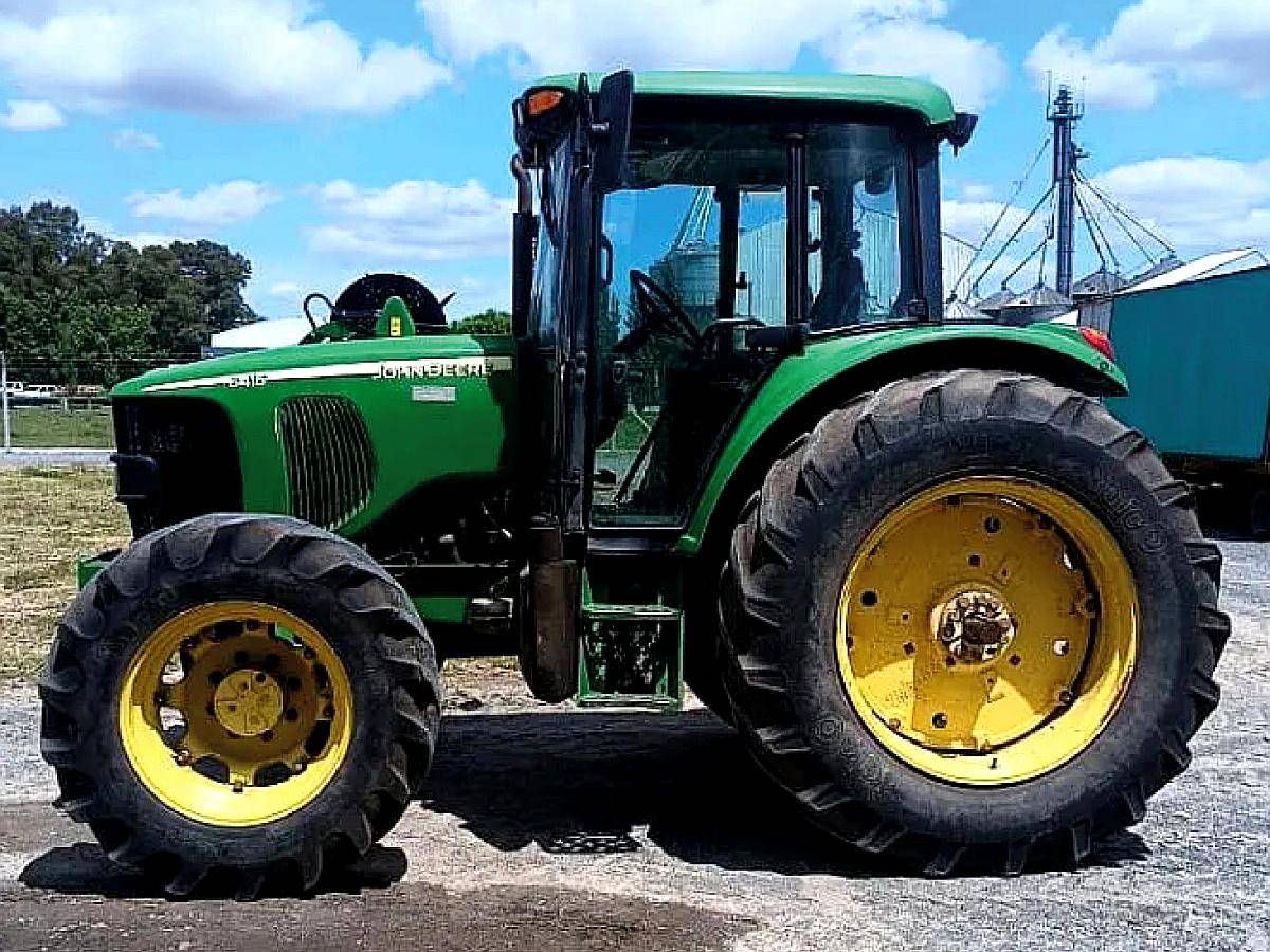 Tractor John Deere 6415, año 2010