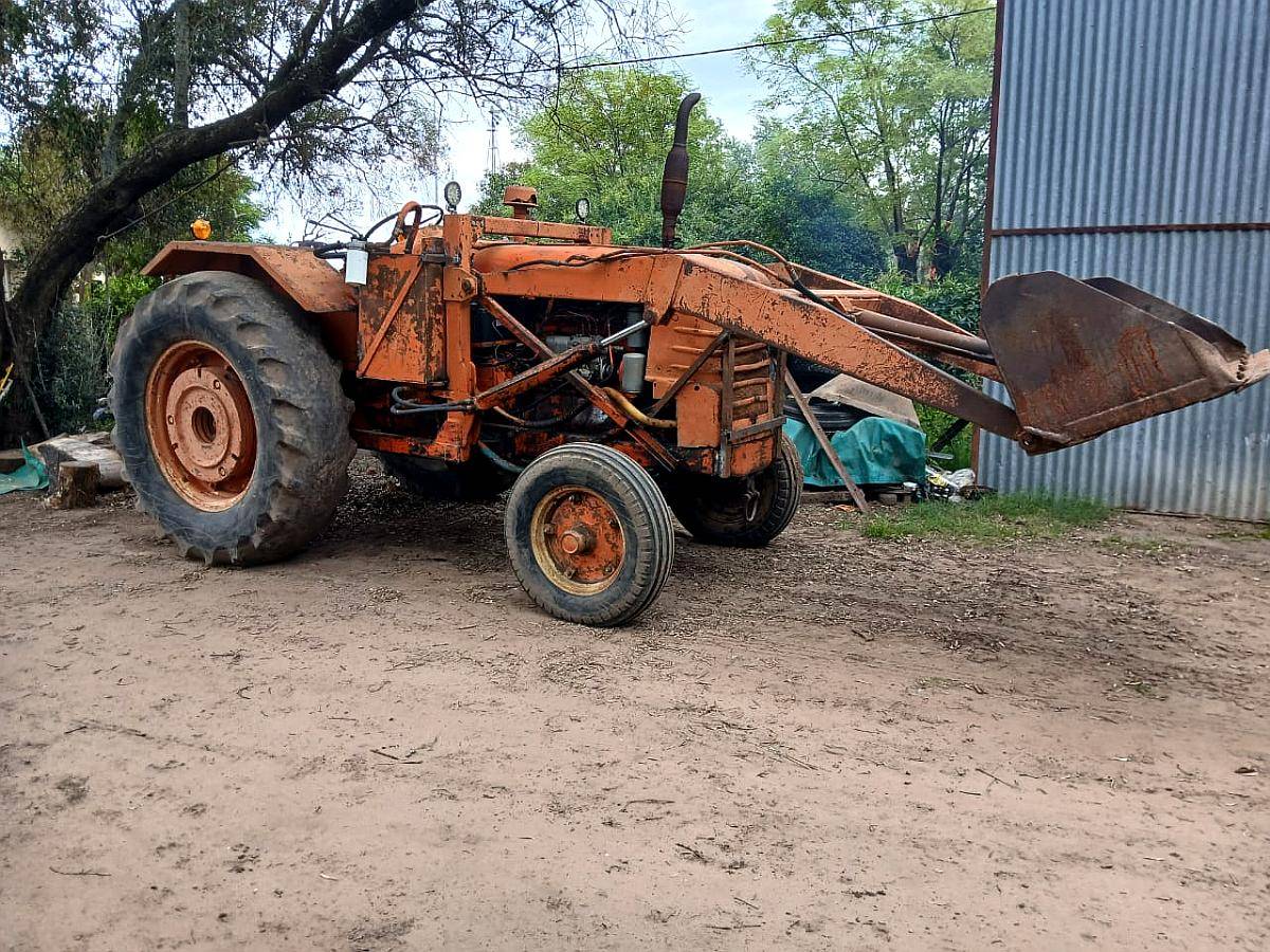 Tractor Usado Marca Fiat 60 con Pala sin Cabina