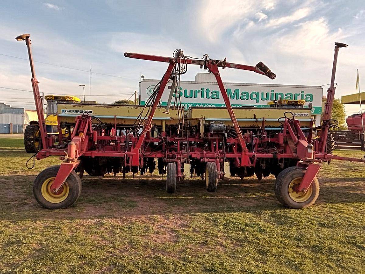 Sembradora Gherardi G230 26 a 21 con Alfalfero