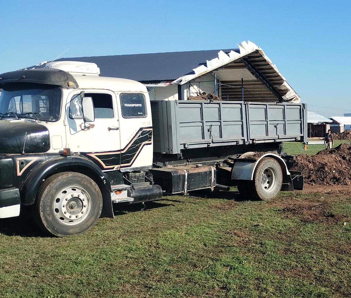 Mercedes Benz 1526, con Caja Bivuelco