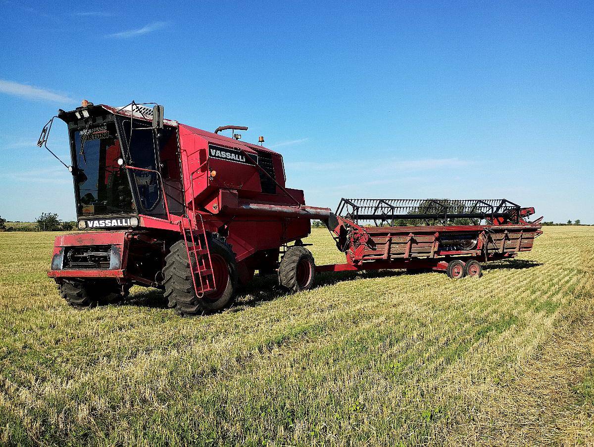 Vendo Cosechadora Vassalli 1200 año 1991 con 23 Pies