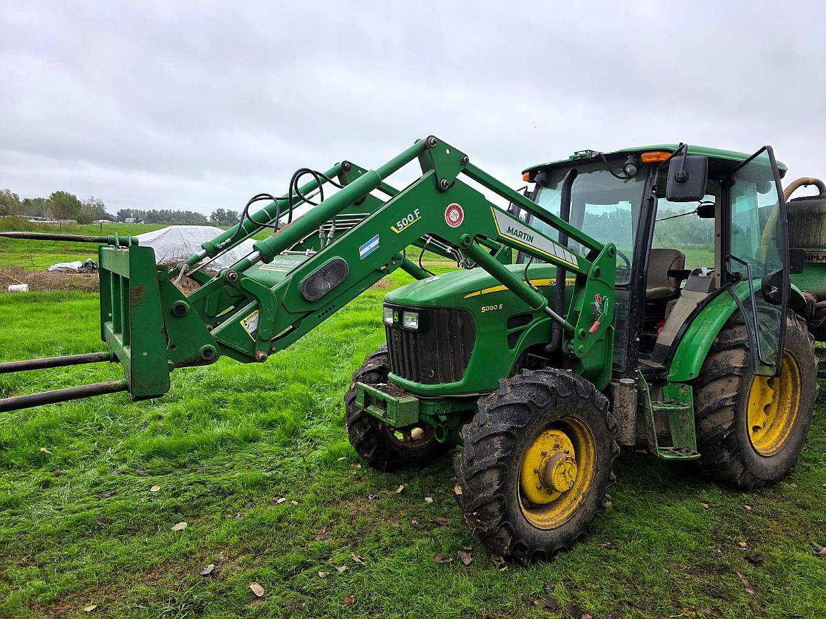 Tractor John Deere 5090 E.