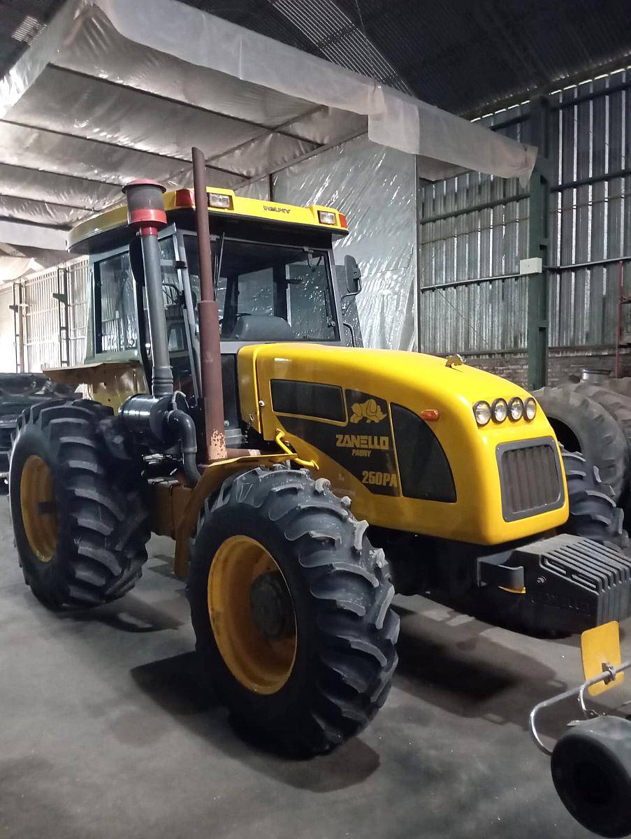 Tractor Pauny 250pa, 150 HP, año 2005, 6.800 Hs Motor