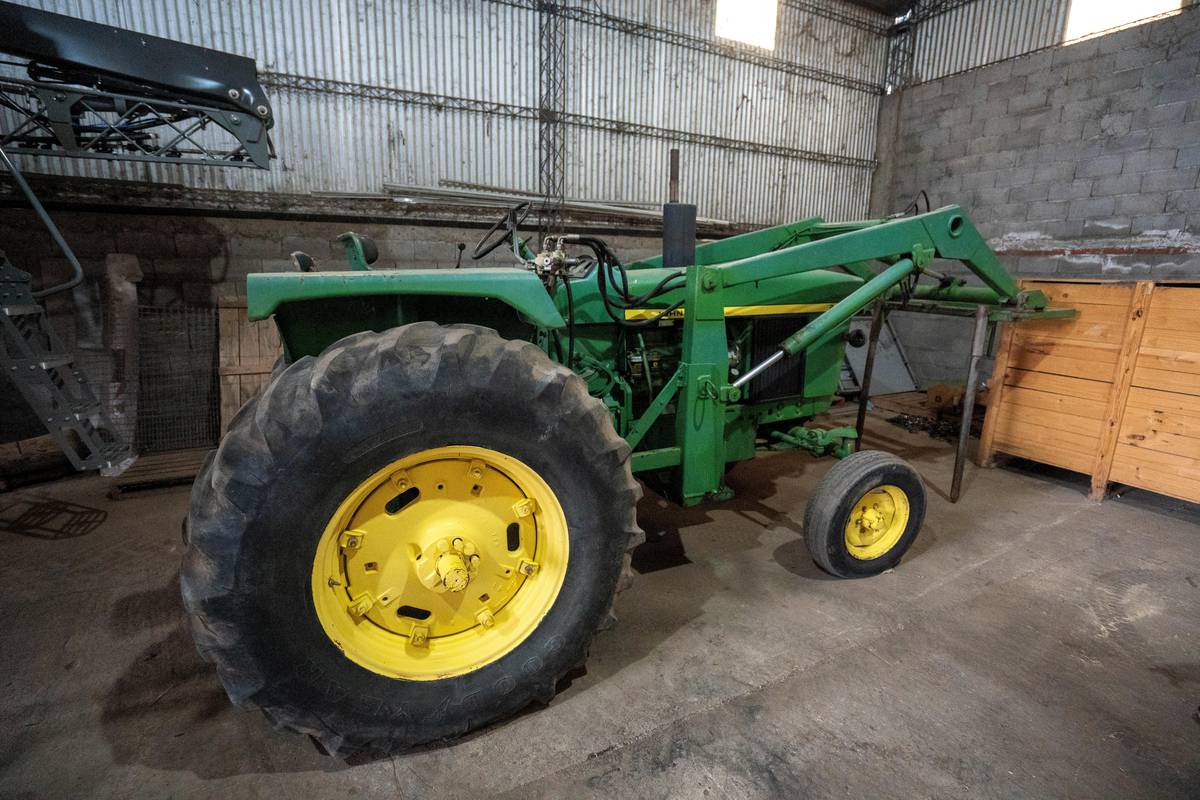 //tractor John Deere 2420 / con Pala
