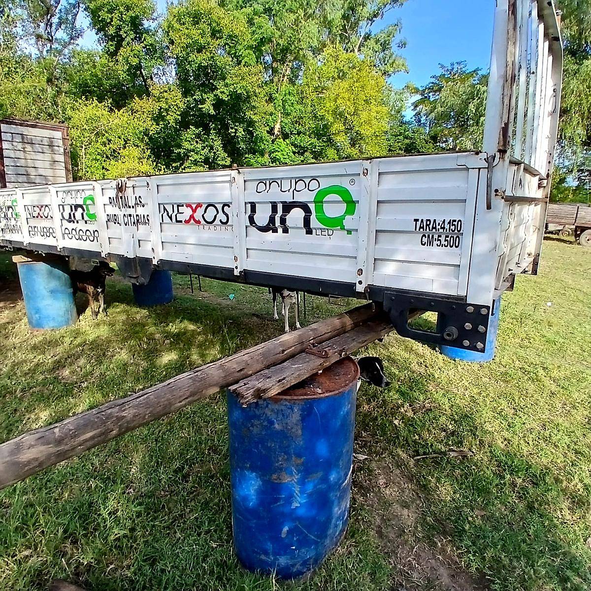 Carrocería con Barandas Volcables y Arcos para Lona.s