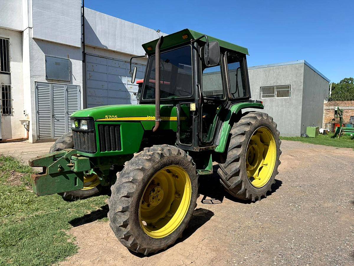 Tractor John Deere 5705 con Cabina