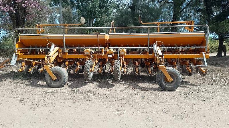 Sembradora Agrometal - TX Mega - de 16 a 52 - 2005