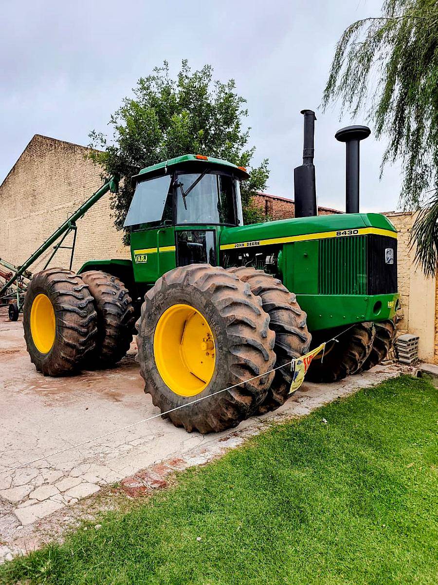 John Deere 8430. 215 HP. Articulado