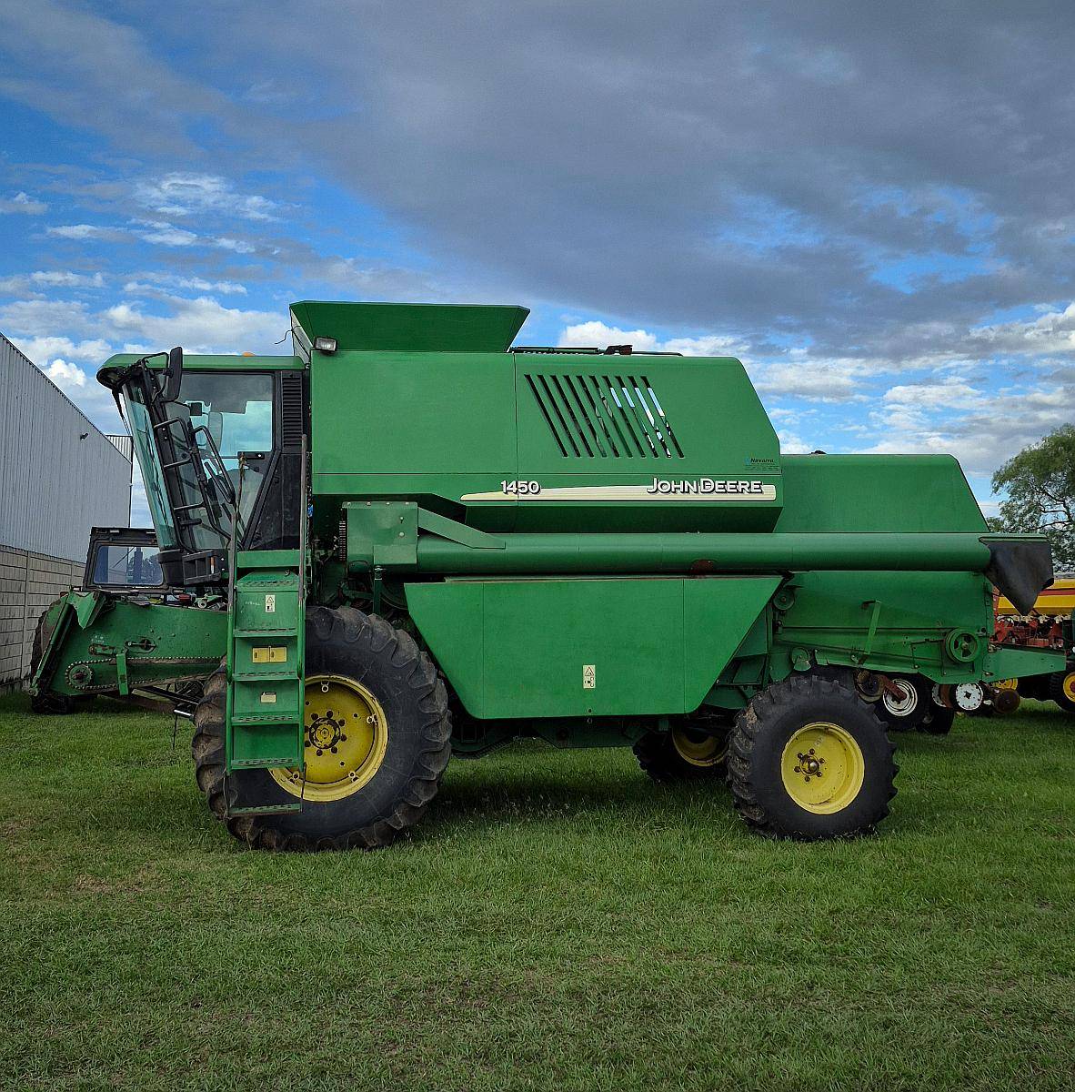 John Deere 1450 con Plataforma de 23 Pies