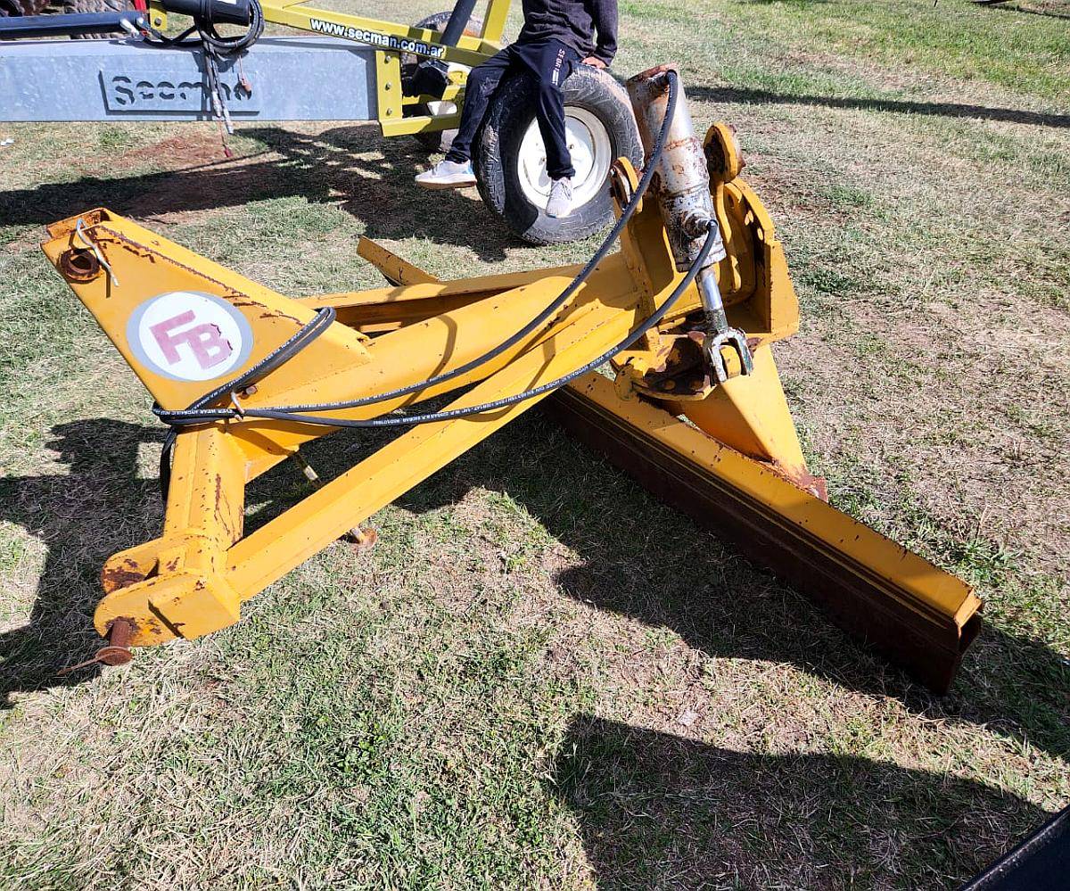 Niveladora de Tres Puntos Falco con Cilindro Hidráulico