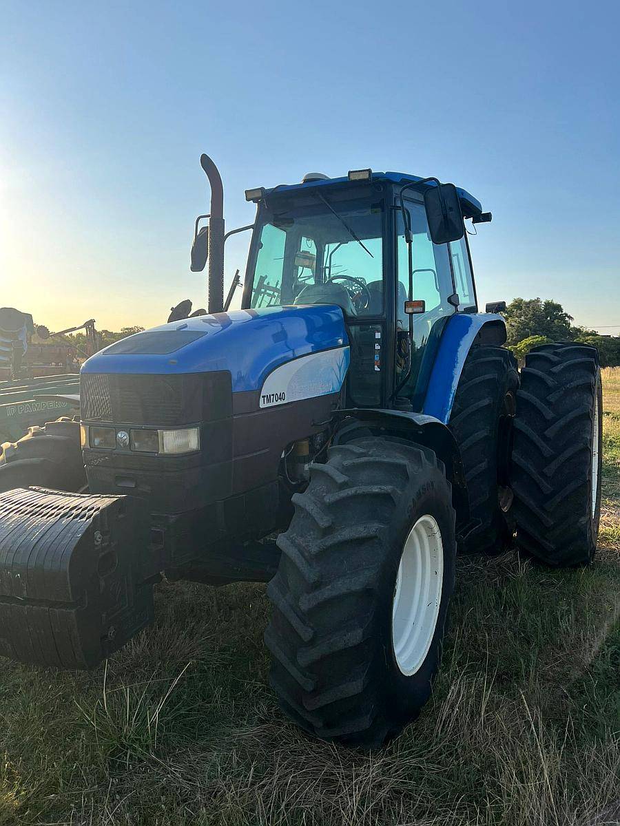 New Holland TM 7040