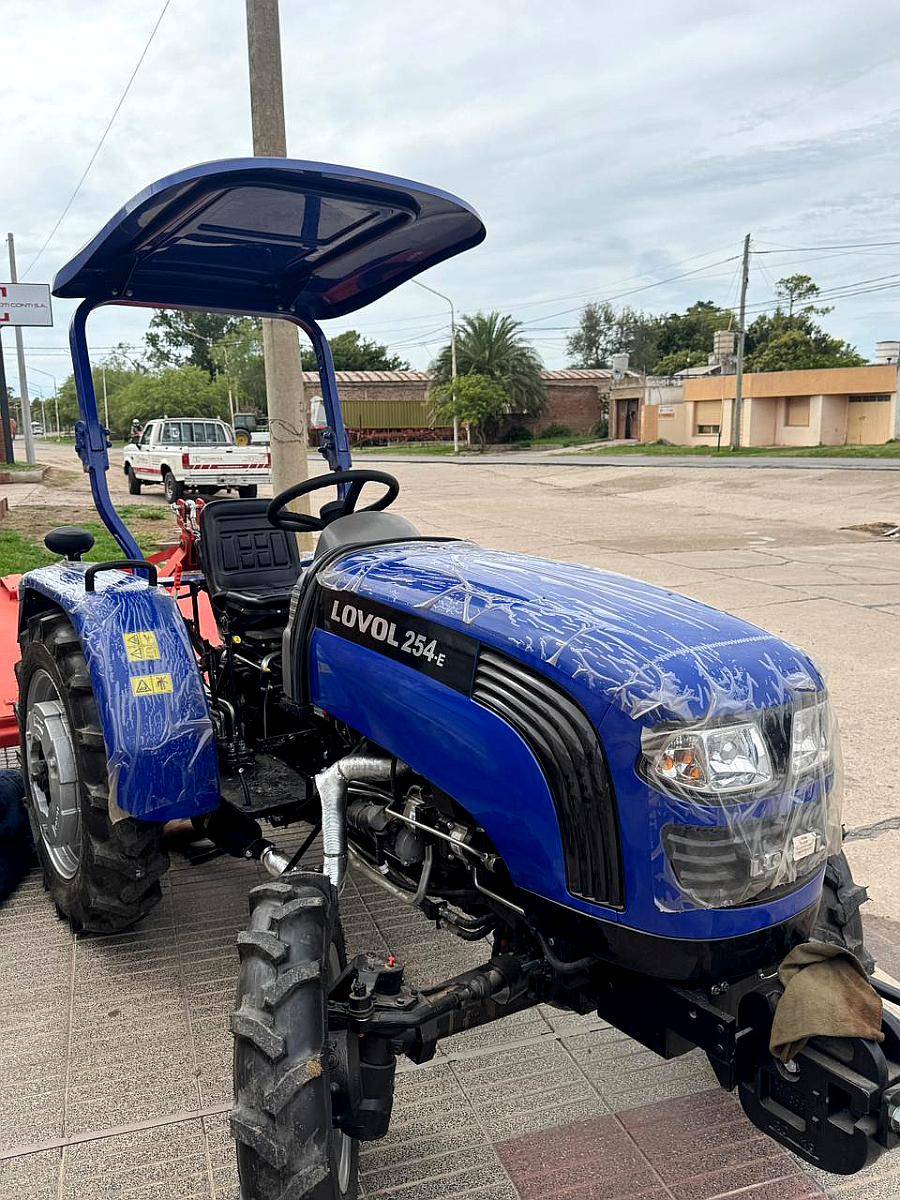 Tractor Lovol 25 HP - 4X4 - 3 Puntos - Salida Hidráulica.
