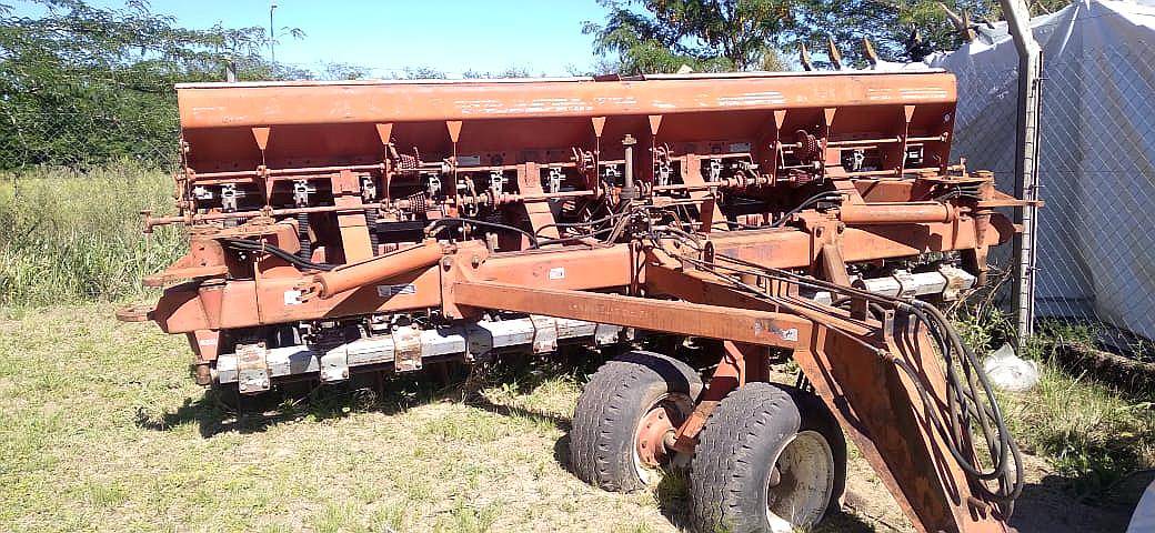 Semb. Marca Apache Modelo 9000 de 25 a 17.5cm, con Alfalfero