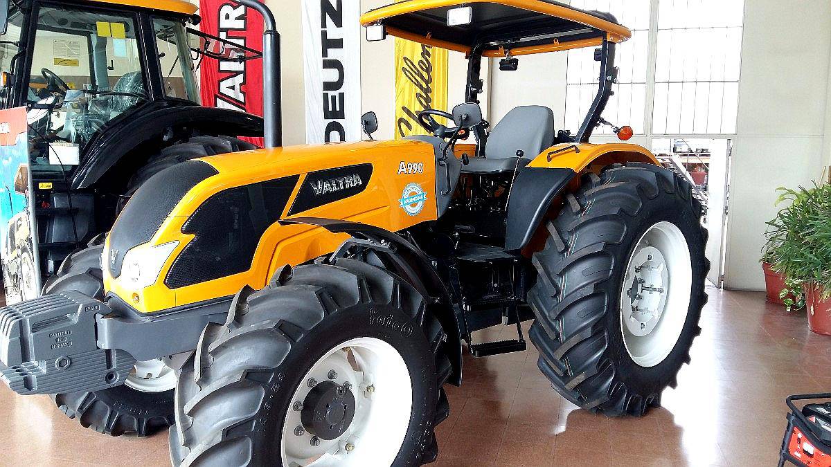 Tractor Valtra A990 con Techo y 3 Puntos, Entrega Inmediata
