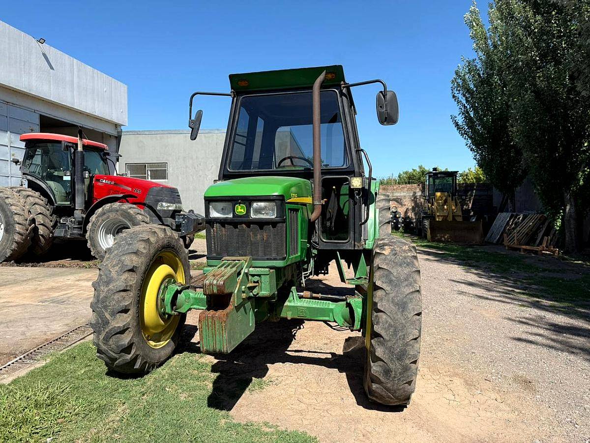 Tractor John Deere 5705 con Cabina - Año: 2004 - u$s 30.000 - Agroads