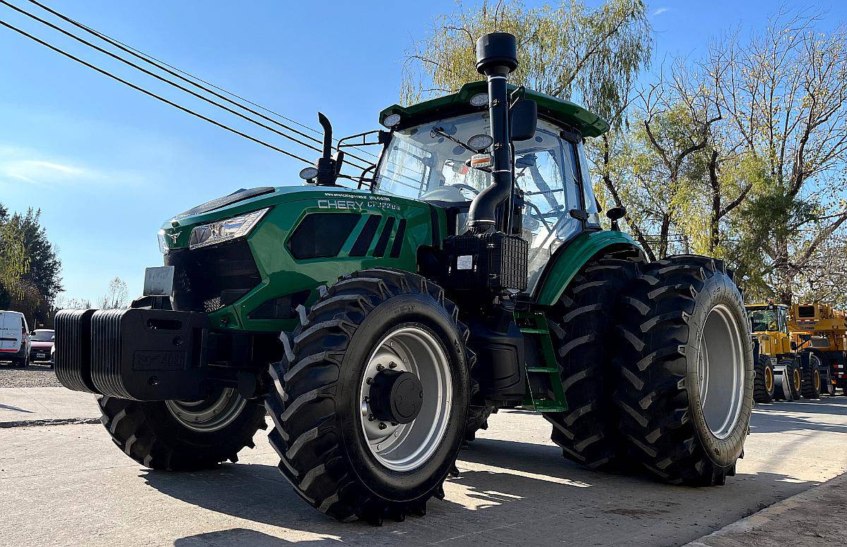 Tractor 220 HP - 4X4 - Rodado Dual - Bomba Pistón
