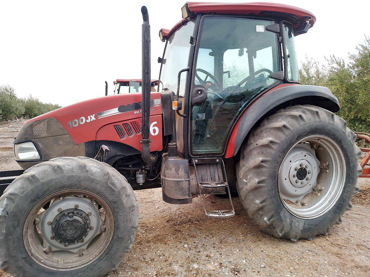Tractor Case Farmall 100 JX. Mod 2015
