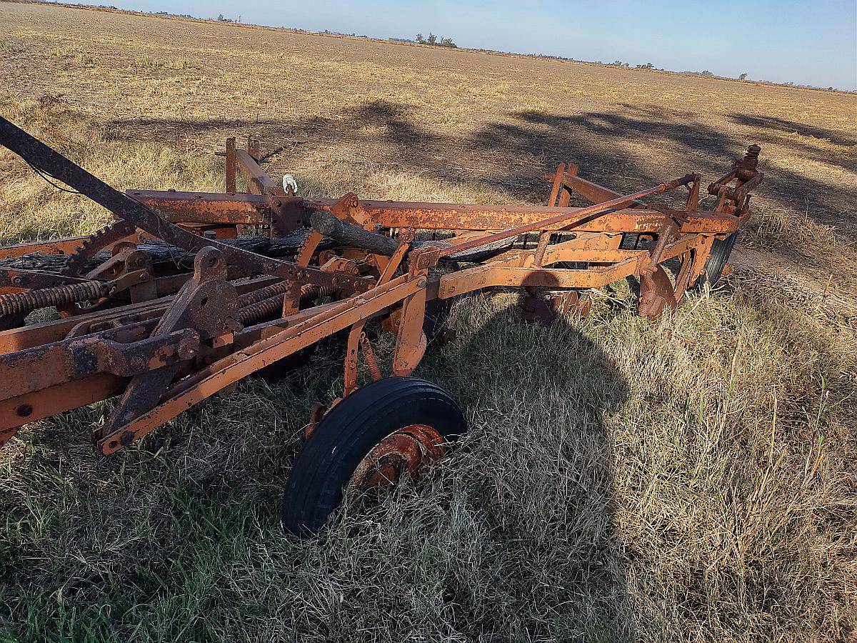 Arado 5 Rejas Walter Año 1975 100.000 Agroads