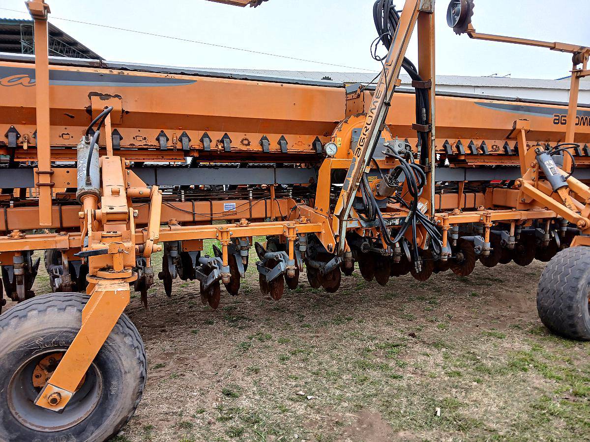 Sembradora Agrometal TX Mega 16 a 52cm Neumatica