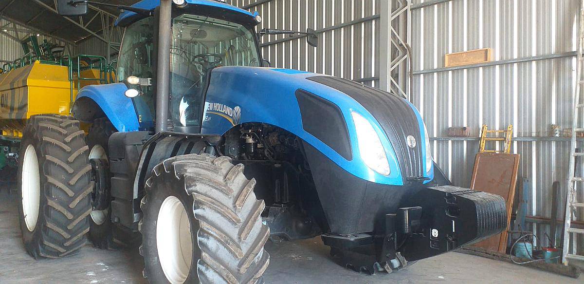 New Holland T8.325 año 2012. M 12.000 HS. Piloto. LEV 3p